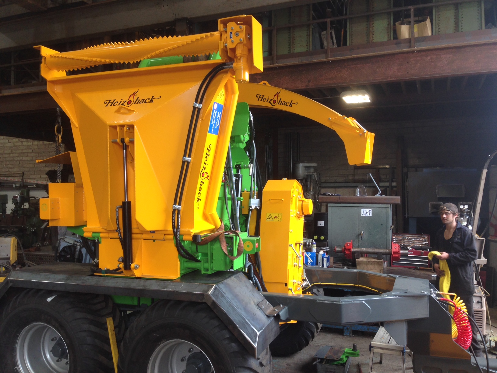 GLENDALE TREES SPECIALLY DESIGNED AND BUILT TANDEM AXEL CHASSIS